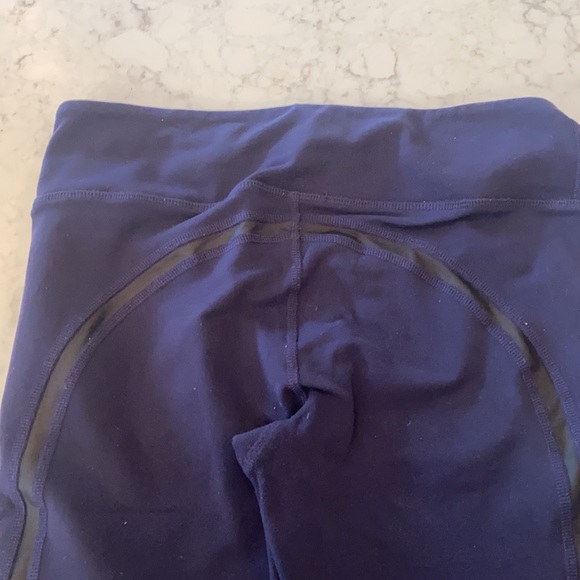 Alo yoga cropped leggings with mesh detail inserts - Picture 6 of 6